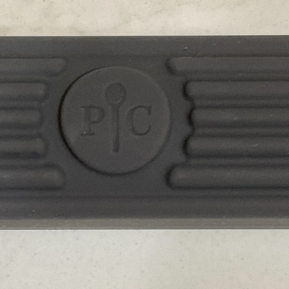 New In Package PAMPERED CHEF Silicone Pan Handle Protector Grey   #100927